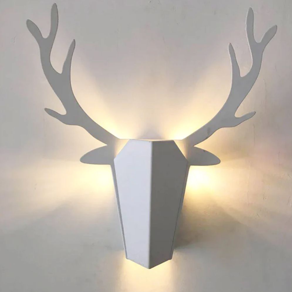 Applique murale tête de cerf en bois naturel, lumière douce et design ludique pour enfant.