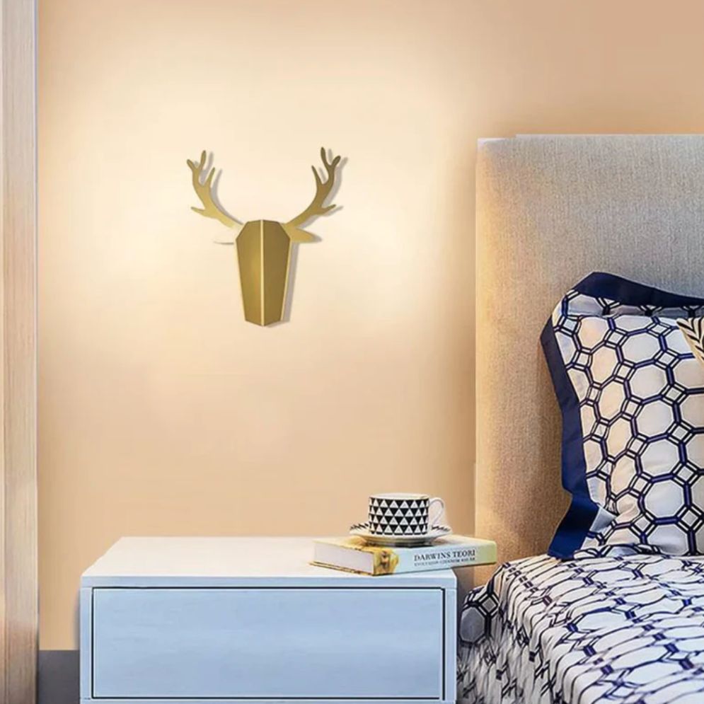 Applique murale bois LED tête de cerf design en bois naturel pour chambre enfant.
