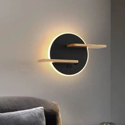 Applique murale ronde bois et métal, LED intégrée, lumière jaune douce émanant du mur.