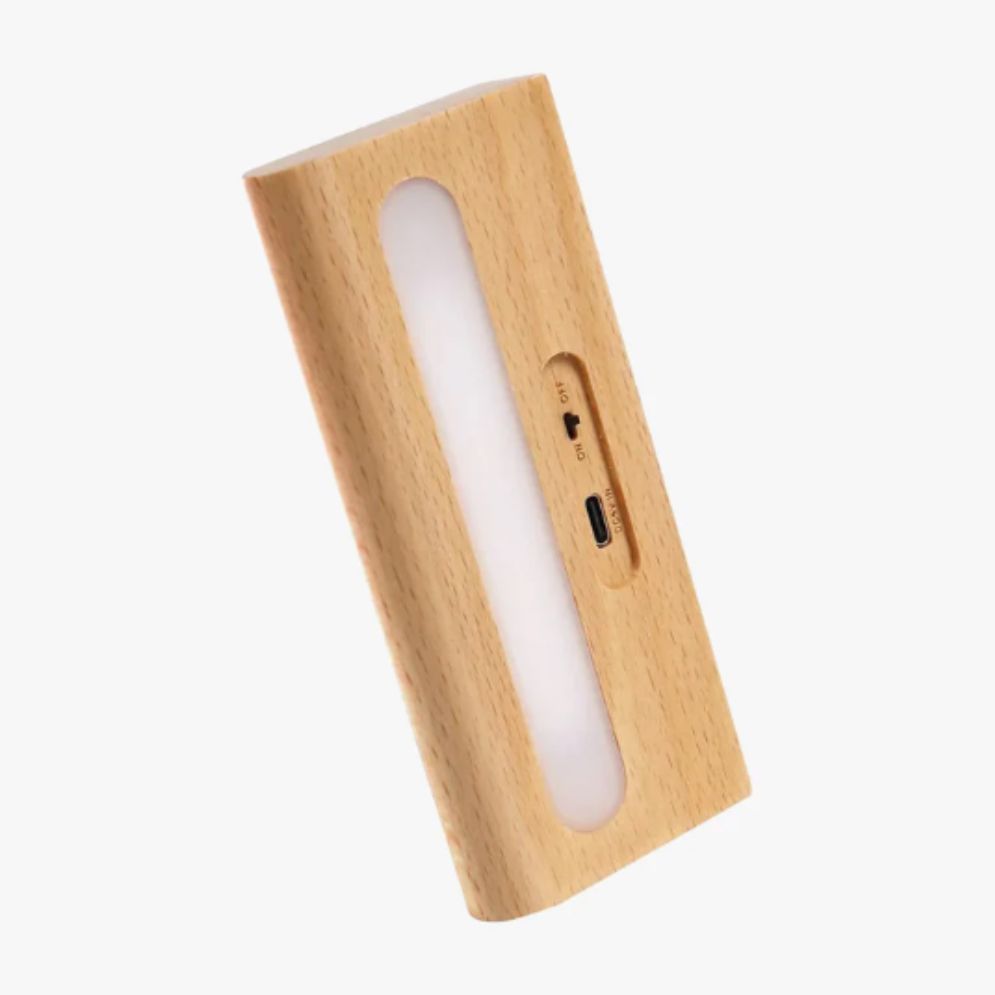 Applique murale bois LED élancée, bande centrale givrée, interrupteur et port USB intégrés.