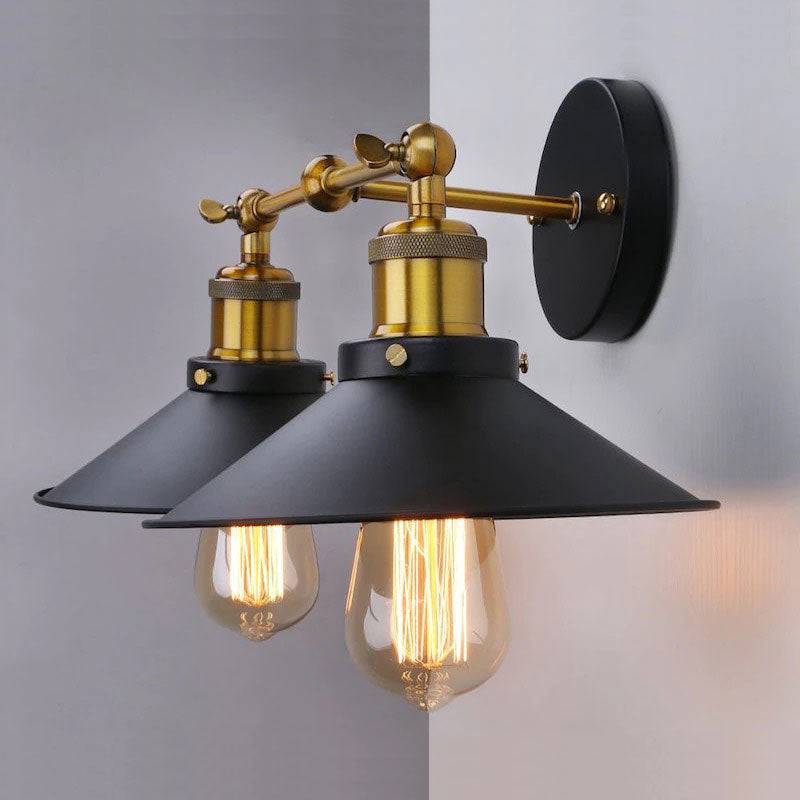 Applique murale industrielle double tête, métal noir, deux ampoules Edison apparentes.