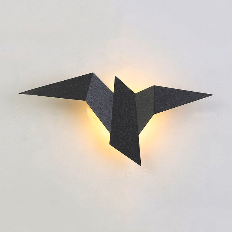 Applique murale oiseau origami noir en métal, lumière LED jaune chaleureuse.